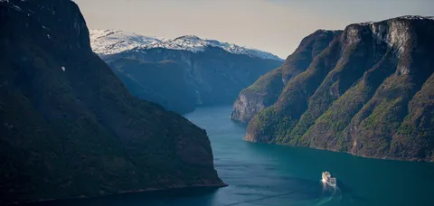 Aurlandsfjorden sett fra Stegastein med cruiseskip