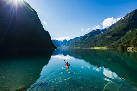 Kvinne padler kajakk på Oldevatnet