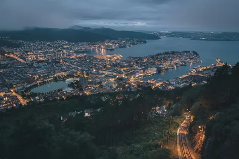 Bergen i blå time sett fra Fløyen