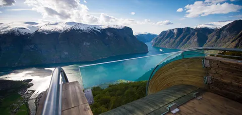 Utsikt over Aurlandsfjorden fra Stegastein