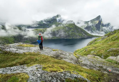 Vandrer med utsikt over norsk fjord